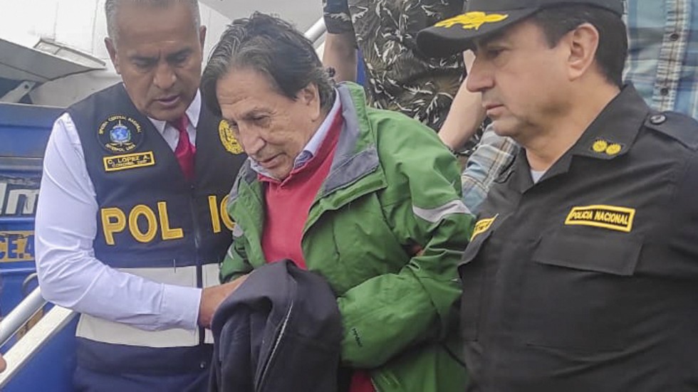 Perus förre president Alejandro Toledo lämnar det flygplan han anlände till Peru i.