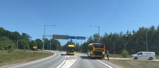 VIDEO: Buss stannade på infarten – motorn började koka