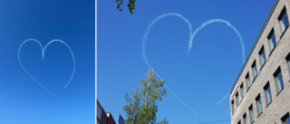 TITTA: Här formar flygplanen en kärlekshälsning över Skellefteå