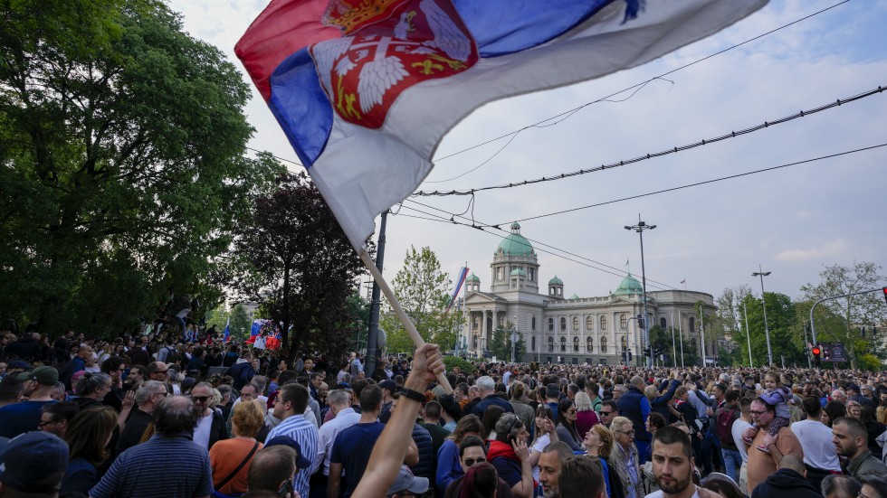 En manifestation mot våld framför parlamentet i Serbiens huvudstad Belgrad.