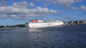 Reservfärjan har lämnat Västervik • Närboende: "Hoppas den aldrig kommer hit igen" • VIDEO Se bjässen glida iväg