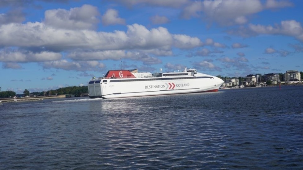 Gotlandia lämnar Skeppsbrokajen med sikte på Blockholmshålet. Om det är Visby som väntar, eller något annat, är oklart.