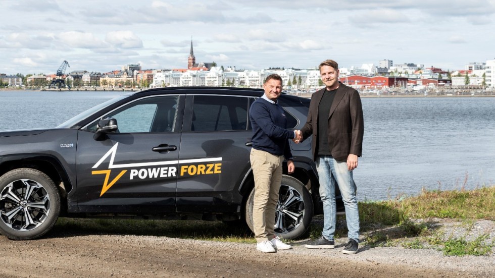 Stefan Helmvall, vd för Power Forze, och Johan Larsson, vd för SkartaNYAB Plc, skakar hand.