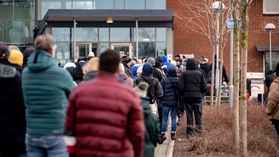 En lång kö av ukrainska flyktingar, utanför Migrationsverket på Jägersro i Malmö, i våras. Arkivbild.