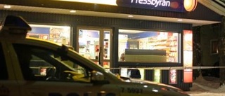 Kioskinnehavare låste in sig under rånförsök