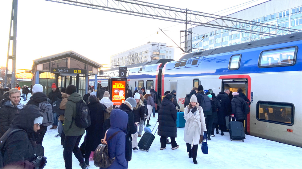 Även under tisdagsmorgonen var många tåg försenade eller inställda. Resenärerna fick bylta på sig och vänta i kylan. 