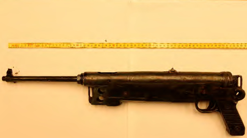 I en skogsdunge i Berga hittade polisen en kulsprutepistol. (Bilden är hämtad ur förundersökningen.) 