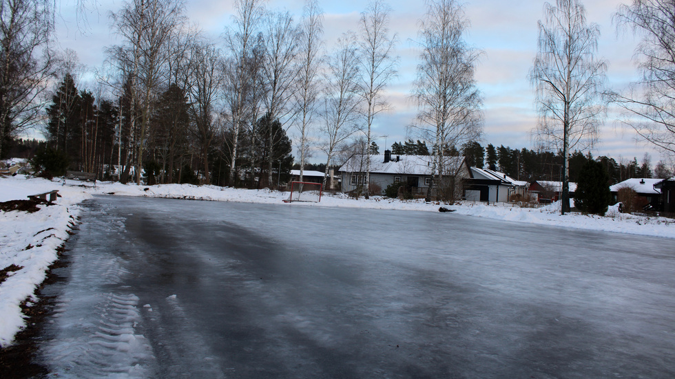 I bostadsområdet Hultet i Vimmerby har ideella krafter ställt upp och spolat isen. 