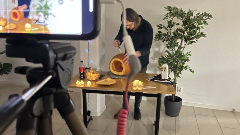 Vimmerby Tidning provade ett knep från sociala medier för att göra processen att skära ut en halloween-pumpa enklare. Resultatet får du se i videoklippet här nere!