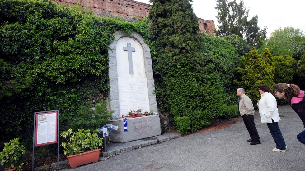 Minnesmonument av Superga-tragedin utanför Turin. Nästa års Giro d'Italia-cyklister ska åka förbi Supergabacken där hela Torinos fotbollslag omkom 1949. Arkivbild.