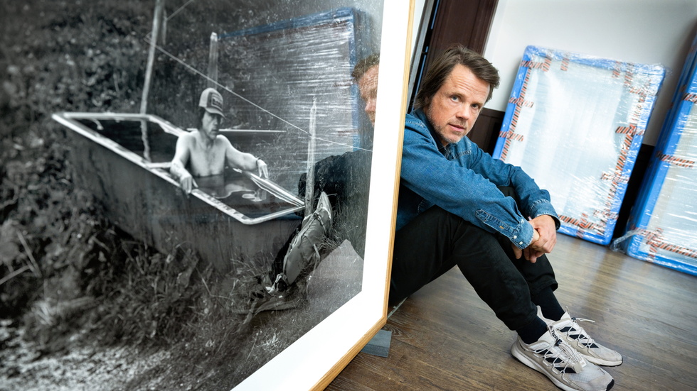 Jens Assur har smugit in flertalet självporträtt i utställningen. Här svalkar han sig i ett iskallt vattenkar efter en tuff natt i tält med sönerna under ett episkt åskoväder i fjällen.