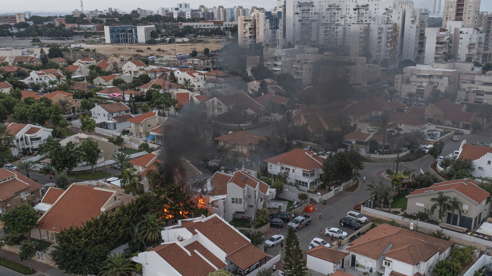 Förutom en massiv raketbeskjutning har Hamas tagit sig in i Israel.