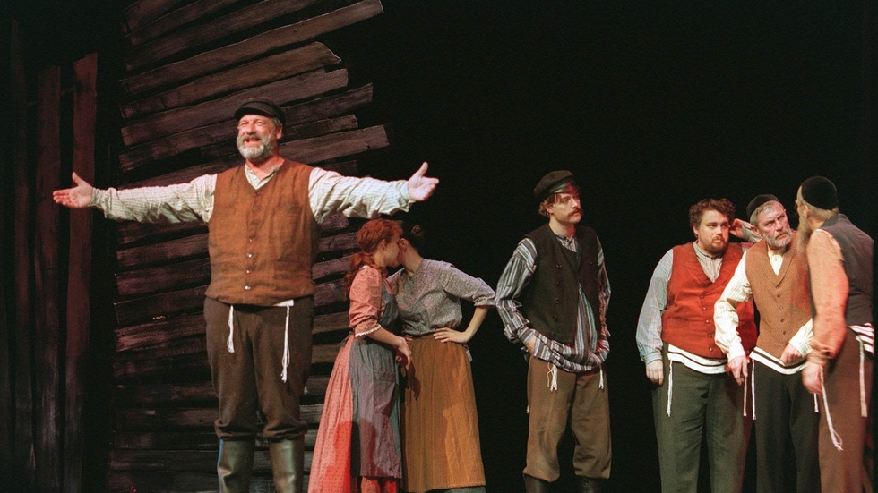 "Fiddler on the Roof" is a classic from 1964 that has been staged all around the world. The picture is from Stadsteatern's production with Tomas Bolme and Ulla Skoog in the leading roles.
