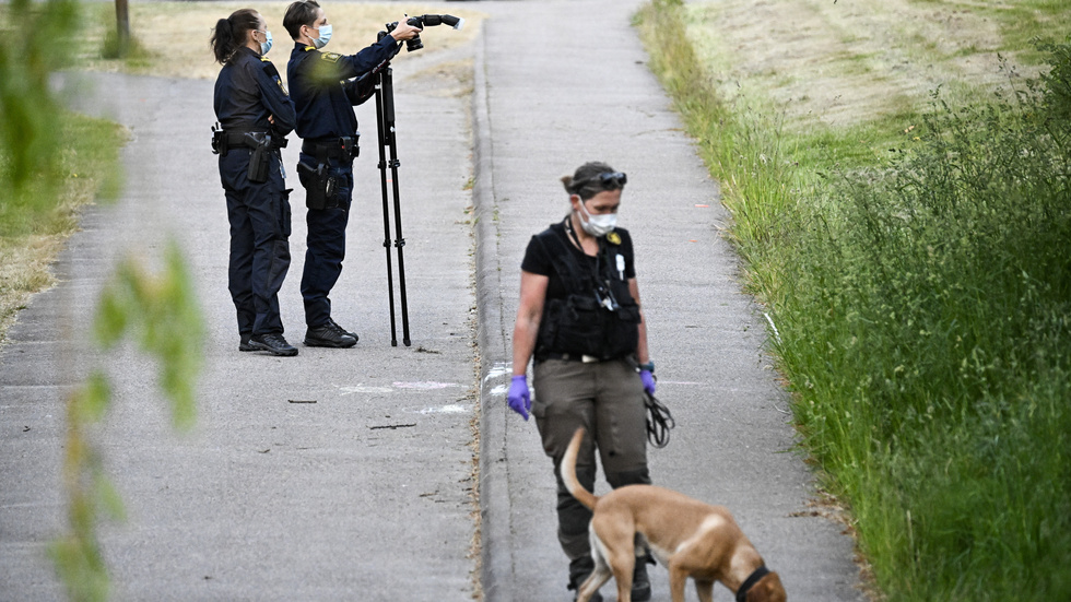 Polis på plats efter att en tioårig flicka knivhöggs i Ängelholm i somras. Arkivbild.