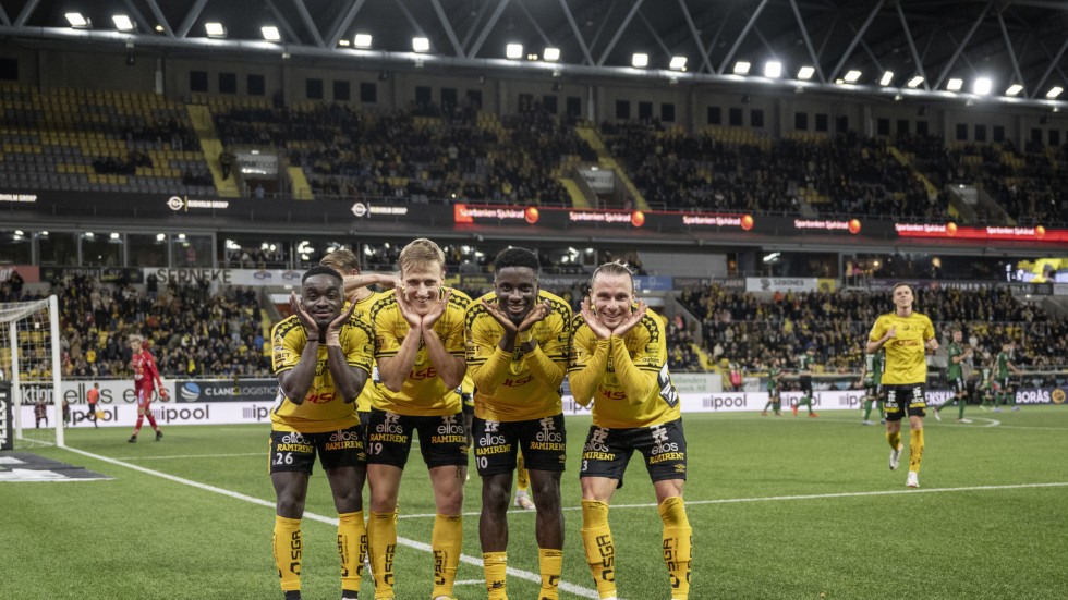 Elfsborg bjöd på en annorlunda målgest efter Jeppe Okkels straffmål. Dansken, tvåa från vänster, får hjälp av Emmanuel Boateng, Michael Baidoo och Niklas Hult.