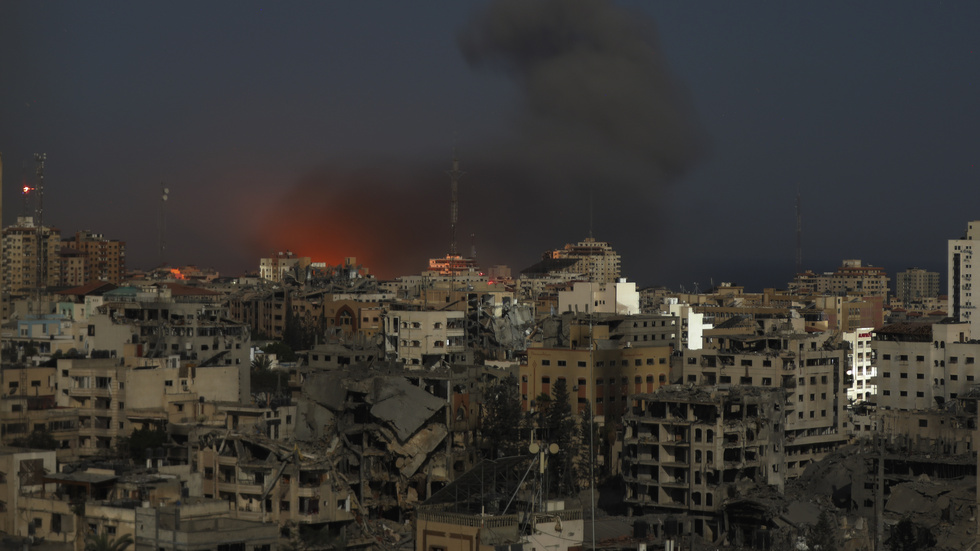 Rök stiger mot himlen över Gaza efter israeliska anfall på måndagen.