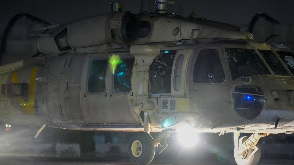 En helikopter från det israeliska flygvapnet tar en frisläppt gisslan till sjukhus i Ramat Gan i Israel på torsdagen.