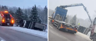 Lastbil körde av E4 – orsakade trafikproblem i nästan ett dygn