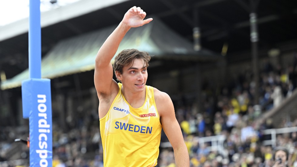Sveriges Armand Duplantis tackar för sig efter sista försöket på 6.01 i herrarnas stavhopp under söndagens Finnkamp på Stockholms Stadion.