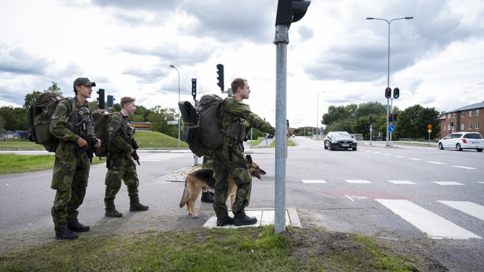 Snart är väntan över. Militär på Universitetsvägen i Linköping.