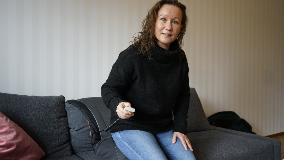 Marie Valfridsson, verksamhetsutvecklare Kinda kommun, visar en sittkudde som kan underlätta för den som har svårt att resa eller sätta sig.