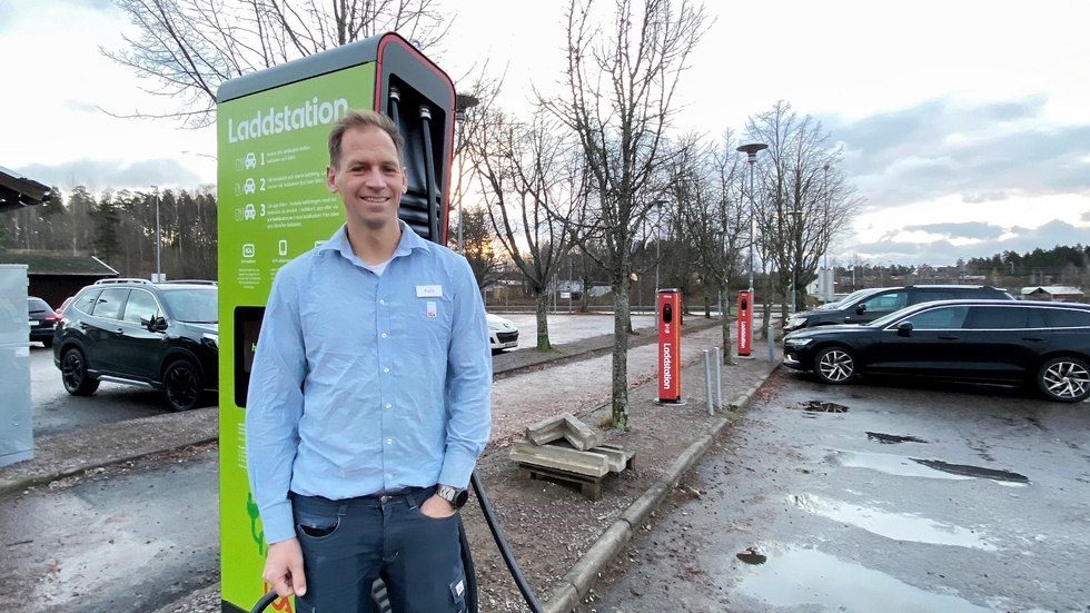 Butiksägaren Karl-Johan Drufva är nöjd över att butikens laddstationer för elbilar till sist är nu är igång. 