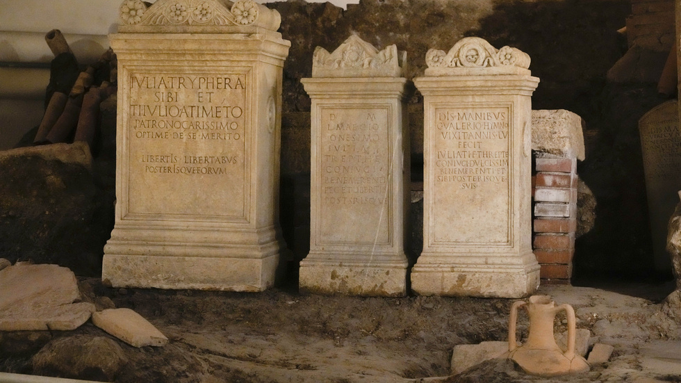 Gravstenar i Vatikanens nekropol.