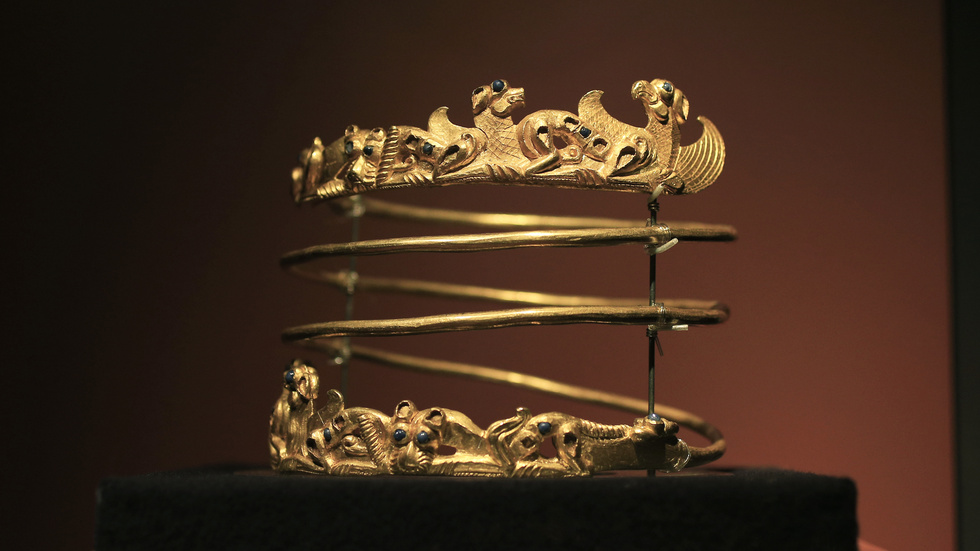 En halsprydnad i guld från 200-talet har återlämnats till Ukraina.