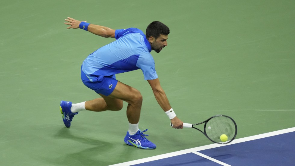 Djokovic slår tillbaka en boll i US Open-finalen mot Daniil Medvedev-