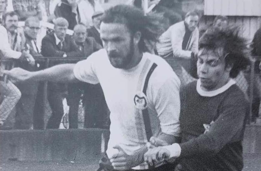 Fotboll. Motala AIF:s Lasse Blomberg i kamp på Idrottsparken, mot Kenty 1972. Blomberg gick bort förra veckan och minns med värme och glädje i den lokala fotbollen. "Han var bäst", säger vännen Leif Sporrong.