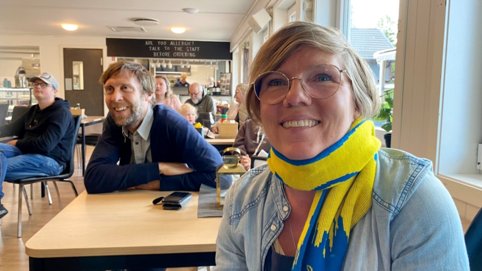 Karin Rylander i lånad Sverigehalsduk följer de svenska damernas kvartsfinal på Vimmerby camping dit familjen sökte sig bara för att se fotbollen innan de åker till Astrid Lindgrens värld. I bakgrunden sambon Per Levinsson.