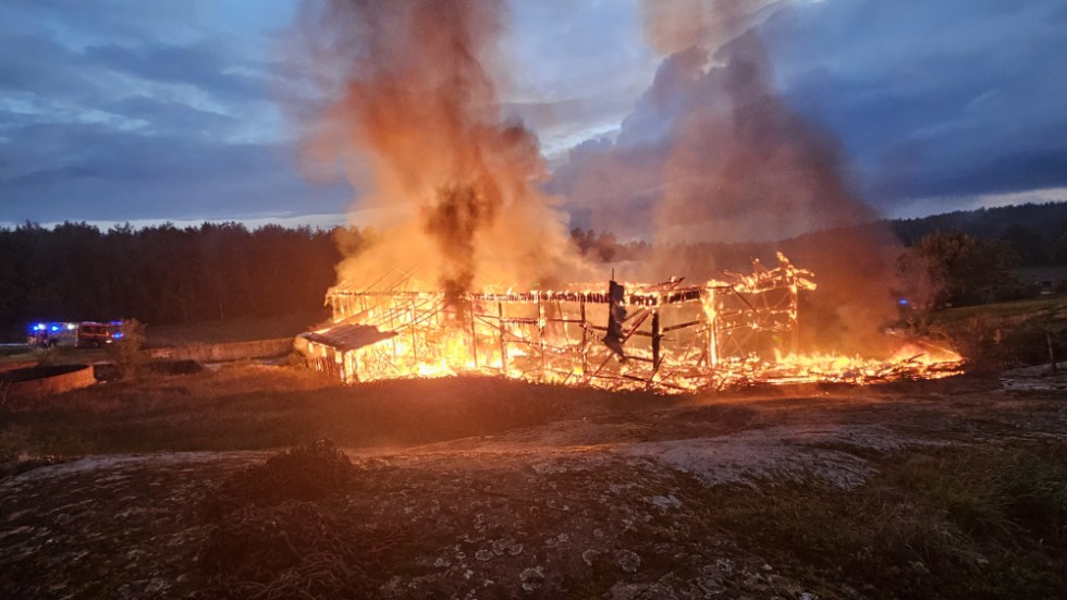 En ladugård började brinna under tisdagskvällen. Branden orsakades troligtvis av ett blixtnedslag.