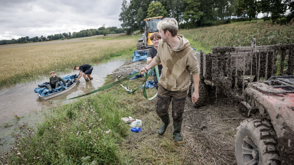 Ungdomar från trakten hjälper till att med sandsäckar bygga vall mot det höga vattenflödet vid Irvingsholms gård i Tysslinge, Örebro. Gårdens stora anläggningar hyser 100|000 höns