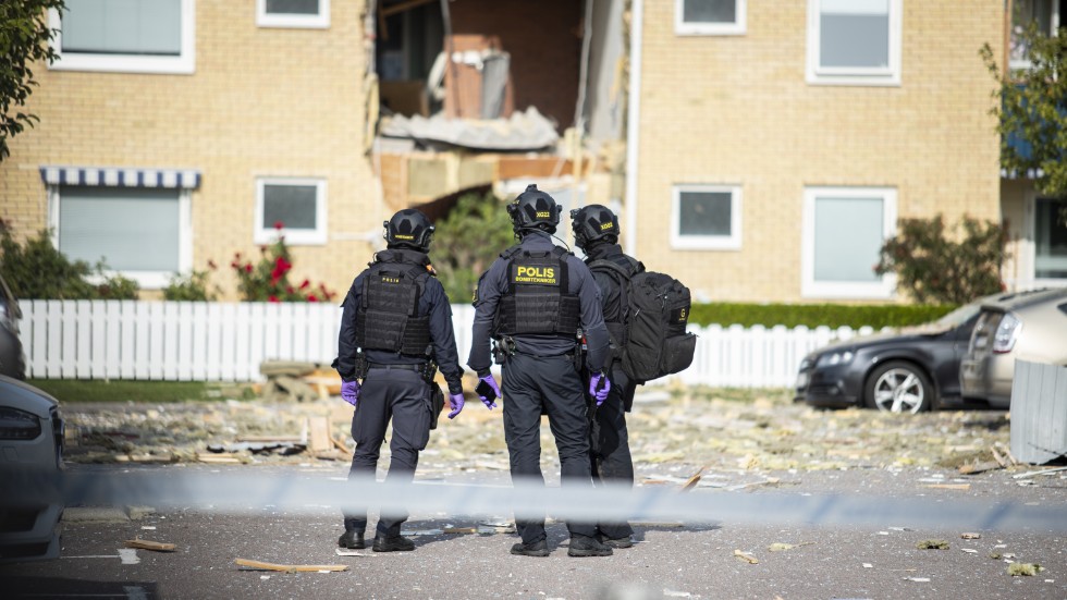 Polisens bombtekniker ser ut över skadorna efter explosionen i ett lägenhetshus under tisdagsmorgonen.