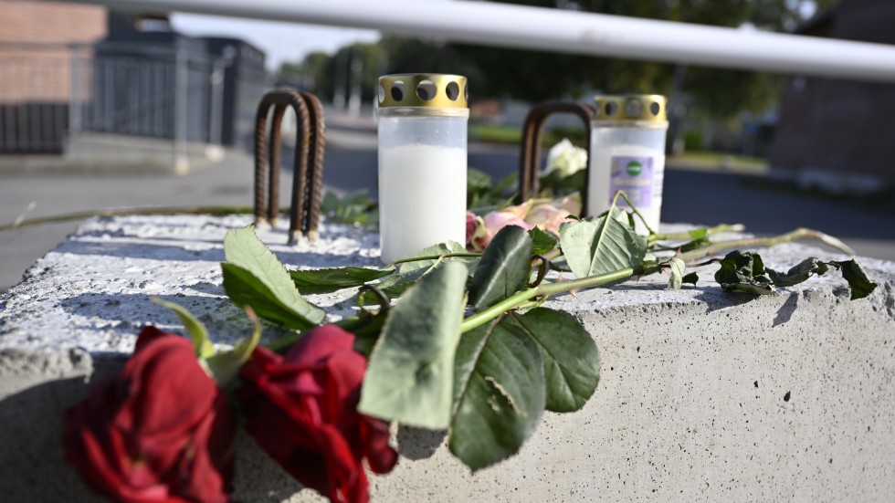 Blommor och ljus har lagts ut på platsen där pojken sköts till döds vid Mälarhöjdens idrottsplats i södra Stockholm.