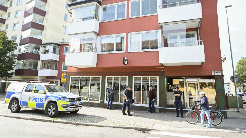 Två personer dödades i samband med torsdagens skottlossning på en pub i centrala Sandviken.