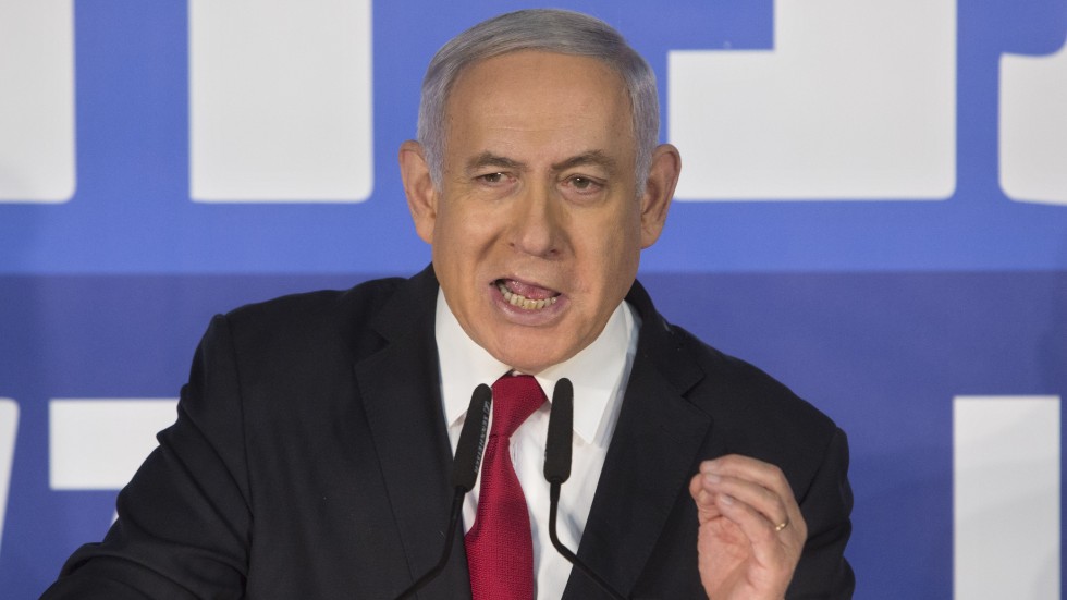 Har gjort sig beroende av radikaliserad yttre höger. Israels premiärminister Benjamin Netanyahu har övergått från att försvara till att undergräva domstolarnas roll i  att upprätthålla laglighet i styret. 