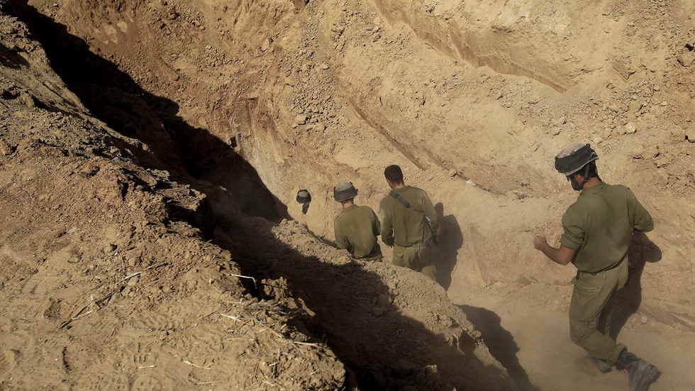 Israeliska soldater går ned i en tunnel som har upptäckts nära gränsen till Gaza, i oktober 2013. Arkivbild.
