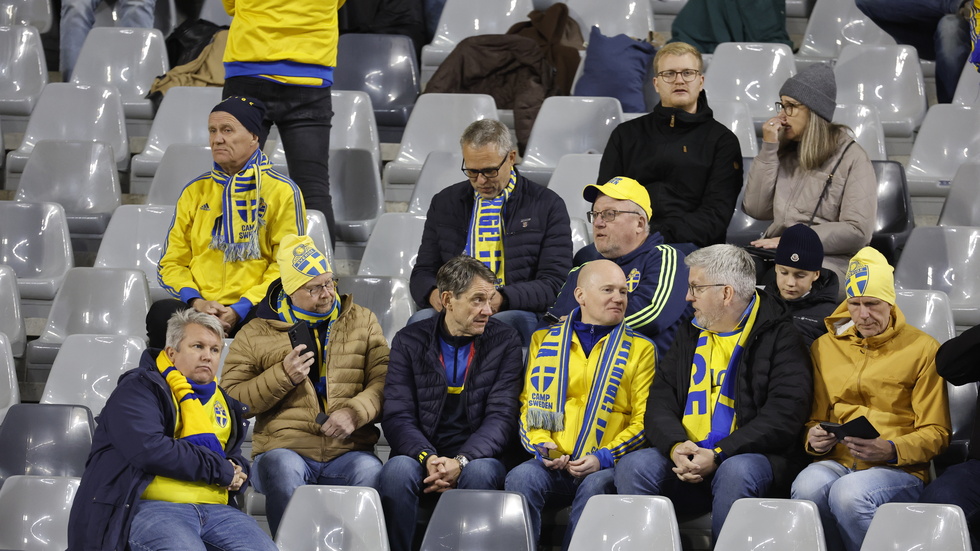 Svenska supportrar som hölls kvar i flera timmar på läktaren i Bryssel efter terrordådet som där två svenska fotbollssupportrar dödades.