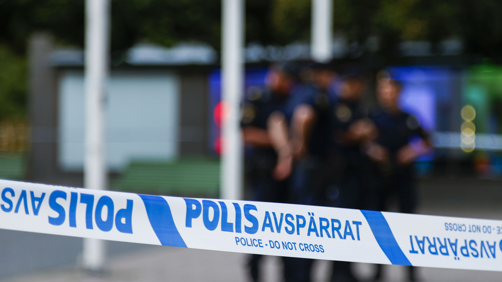 En man har gripits misstänkt för vapen- och narkotikabrott i Gävle, men brottsrubriceringen kan komma att ändras.