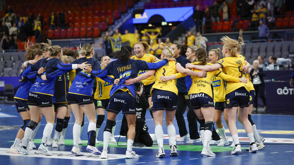 Sverige jublar efter segern mot Kamerun.