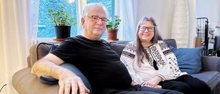 Roger och Catharina samlar in kläder till Ukraina i vardagsrummet