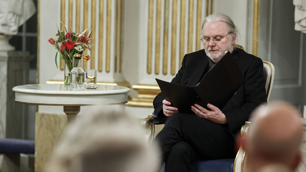 Den norska författaren och årets Nobelpristagare i litteratur, Jon Fosse, håller sin Nobelföreläsning i Börshuset i Gamla stan i Stockholm.