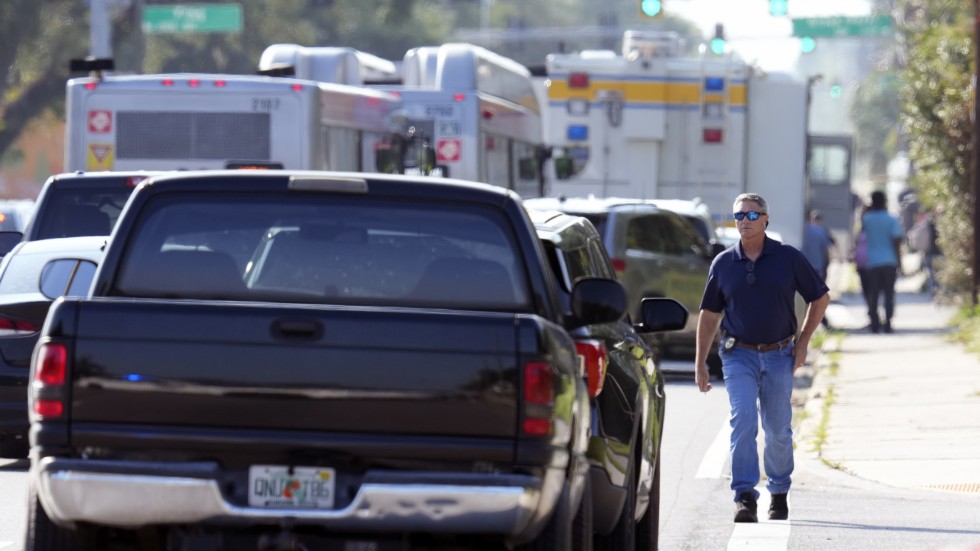 Polis och ambulans på plats efter skjutningen i Jacksonville.