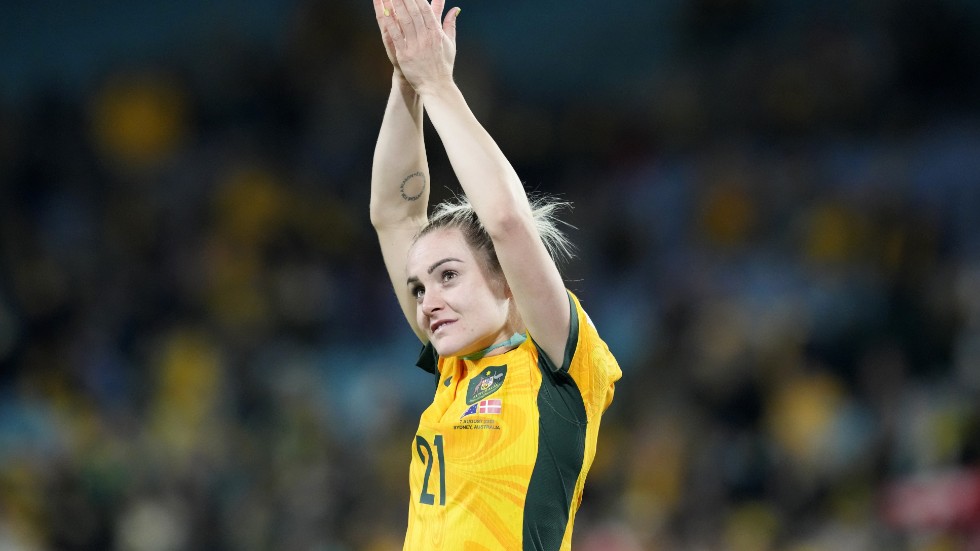 Australiens Ellie Carpenter tackar hemmafansen efter 2–0-segern i VM-åttondelsfinalen mot Danmark.