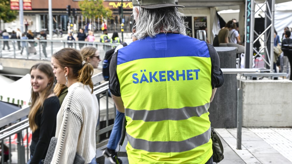 Säkerhetspådragen har ökat i Sverige efter att terrorhotnivån har höjts. Skribenten resonerar kring orsakerna.