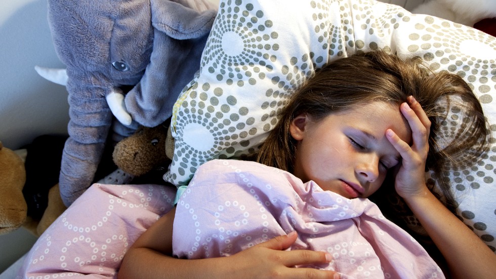 Postcovidsjuka barn drabbas ofta av enorm trötthet och huvudvärk. Barnet på bilden har ingenting med artikeln att göra. Arkivbild.