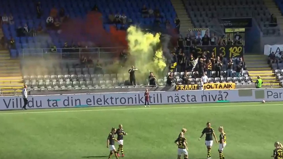 Rökfacklor på Tunavallen i samband med söndagens match mellan Eskilstuna United och AIK. Insändarskribenten undrar varför inte arrangören ingrep.