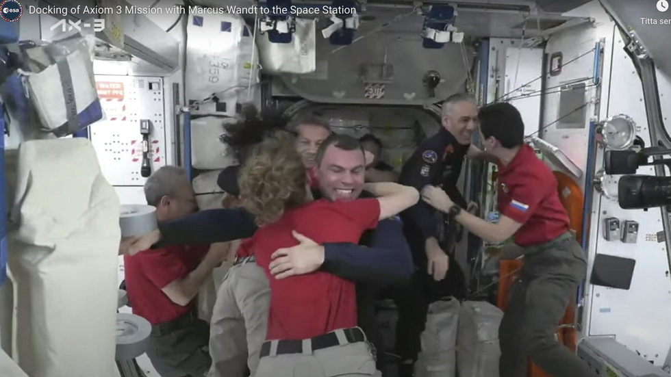 Marcus Wandt välkomnas ombord på ISS med kramar från kollegorna på rymdstationen.