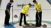 Premiärvinst och millimeterförlust i OS-curlingen för Uppsalapar